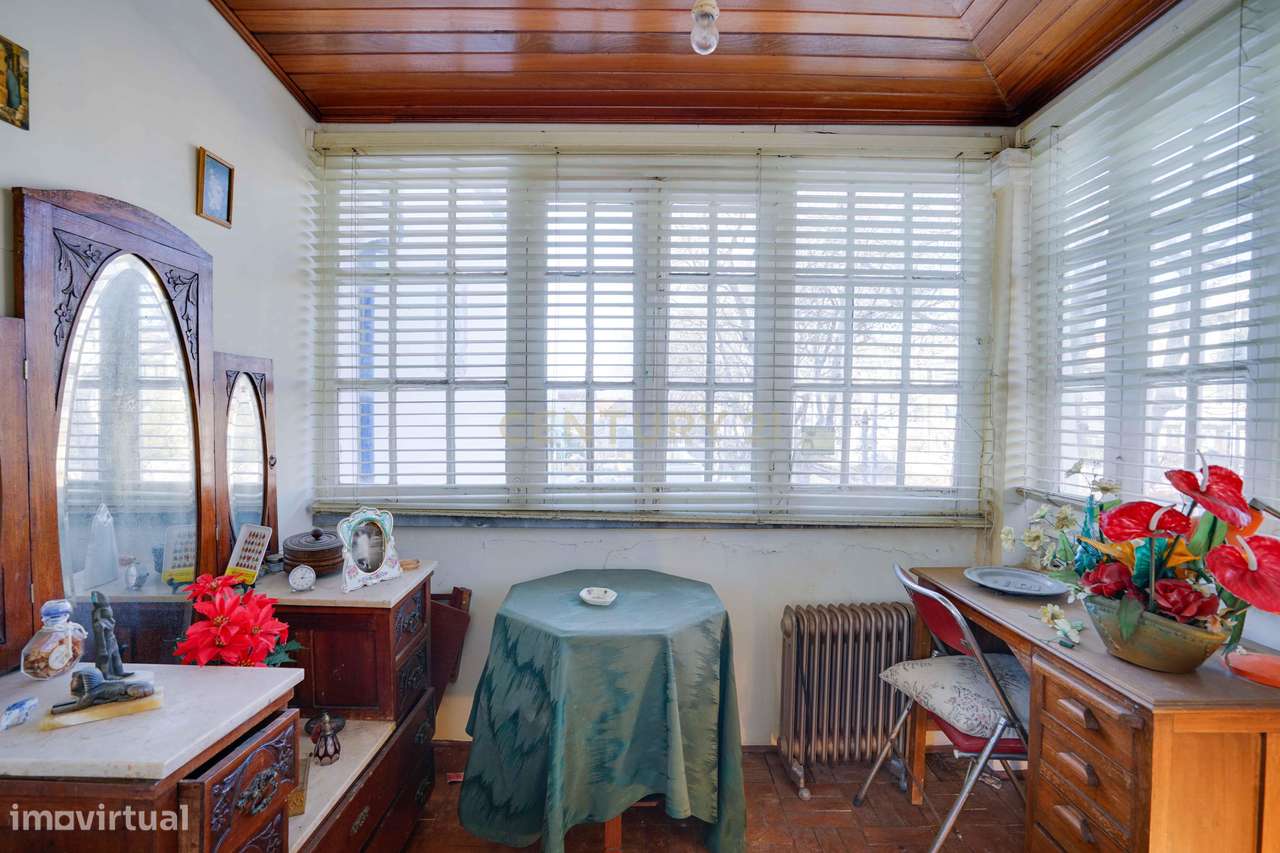 Moradia independente T6, situada no coração da linha de Cascais, junto-33