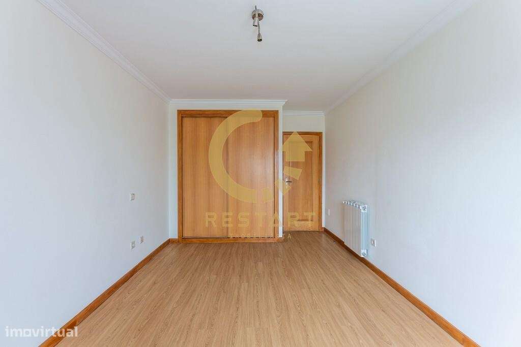 Apartamento T3 com excelente exposição solar, box fechada e junto ao m-25