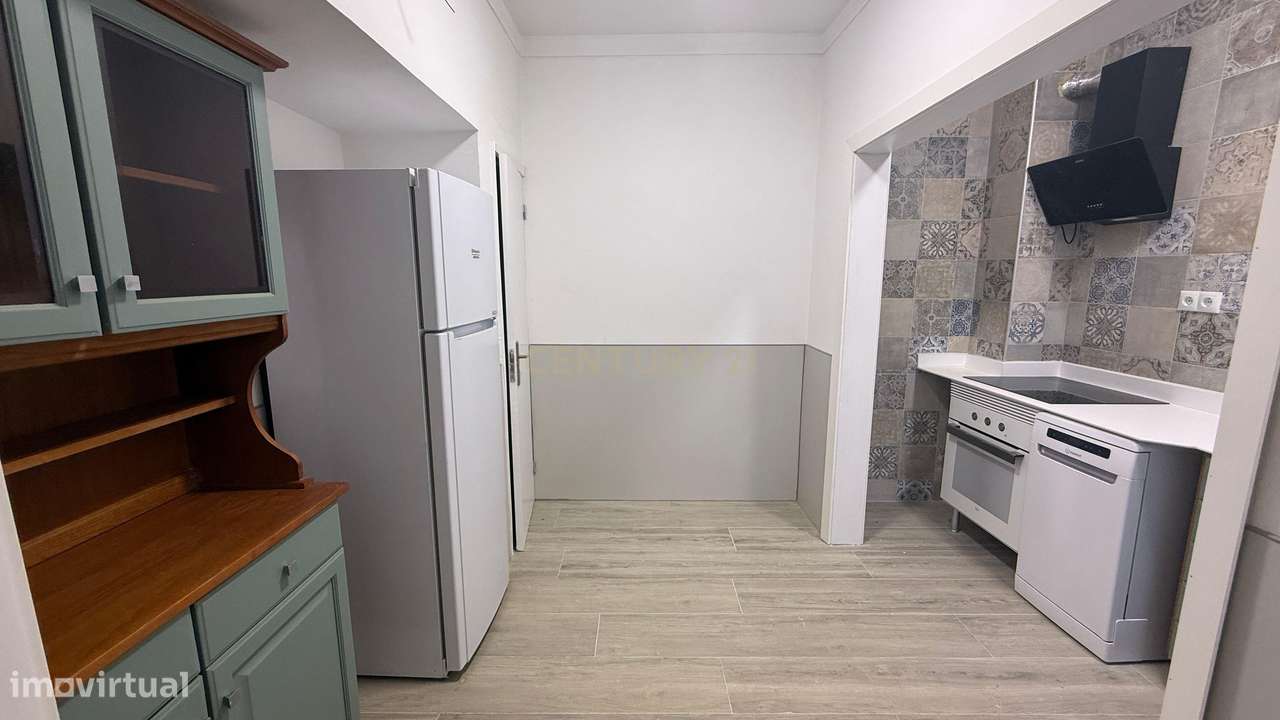 Excelente T2 Renovado com Potencial para T4 e Loja no Rés-do-Chão em C-2