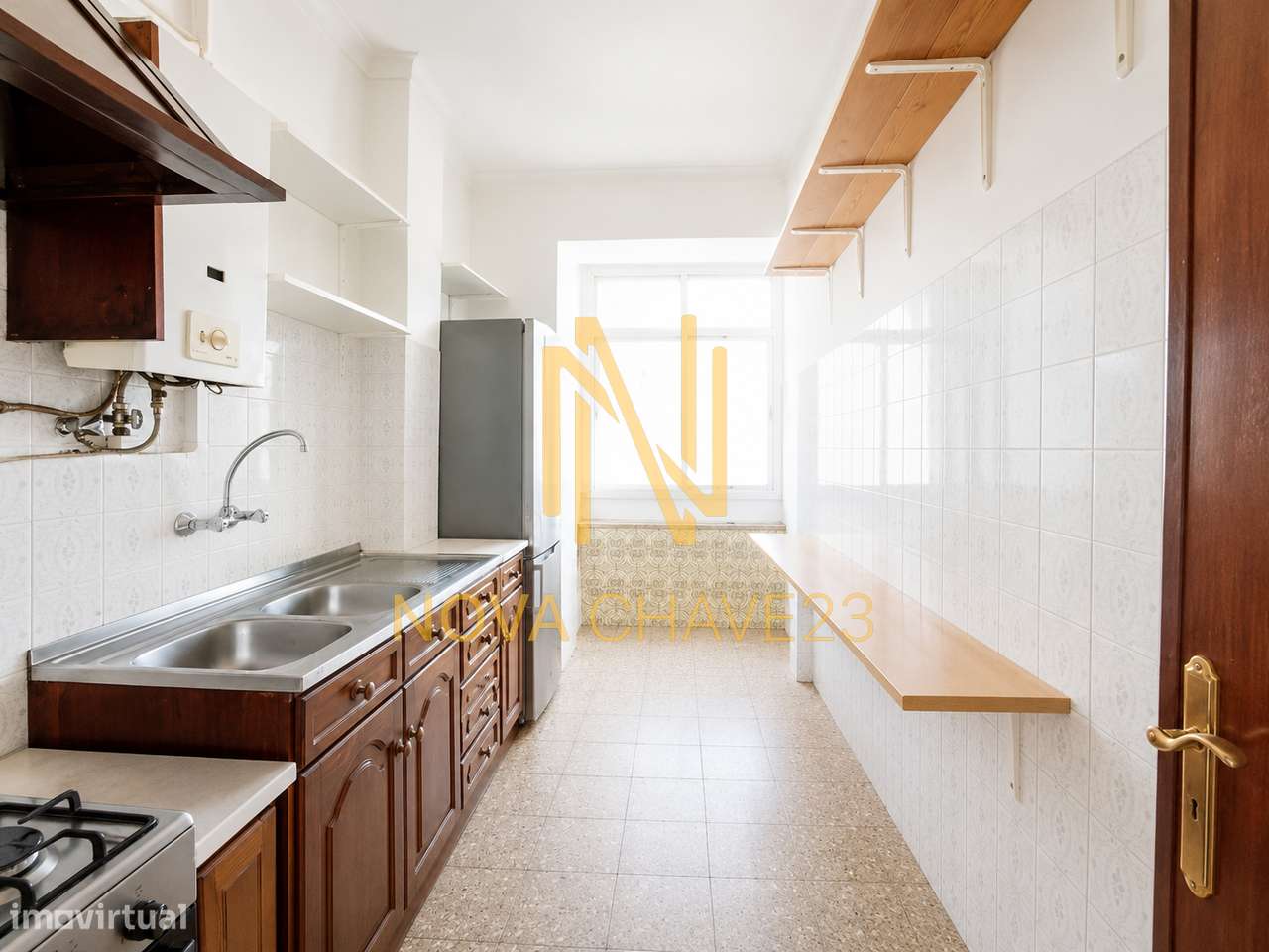 Apartamento T2 na Av. Bons Amigos | 9.º Andar | Varandas Fechadas-9