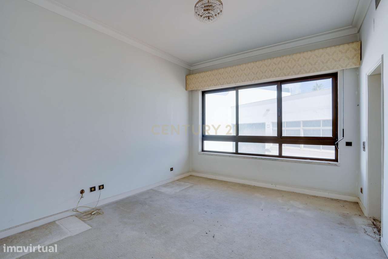 Moradia para remodelação total em Parede com Vista Panorâmica para o M-9