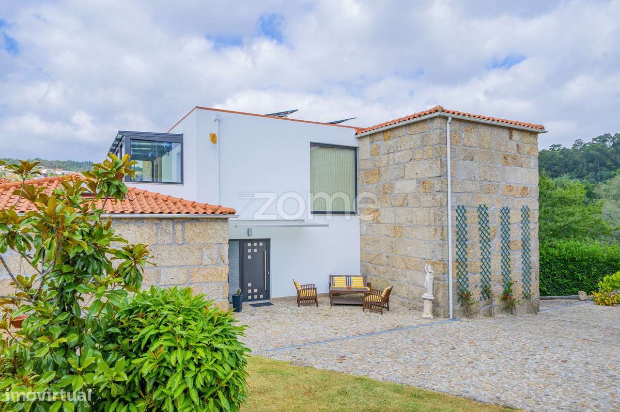 Moradia T5 + 1 com Piscina em Espinho, Braga-2