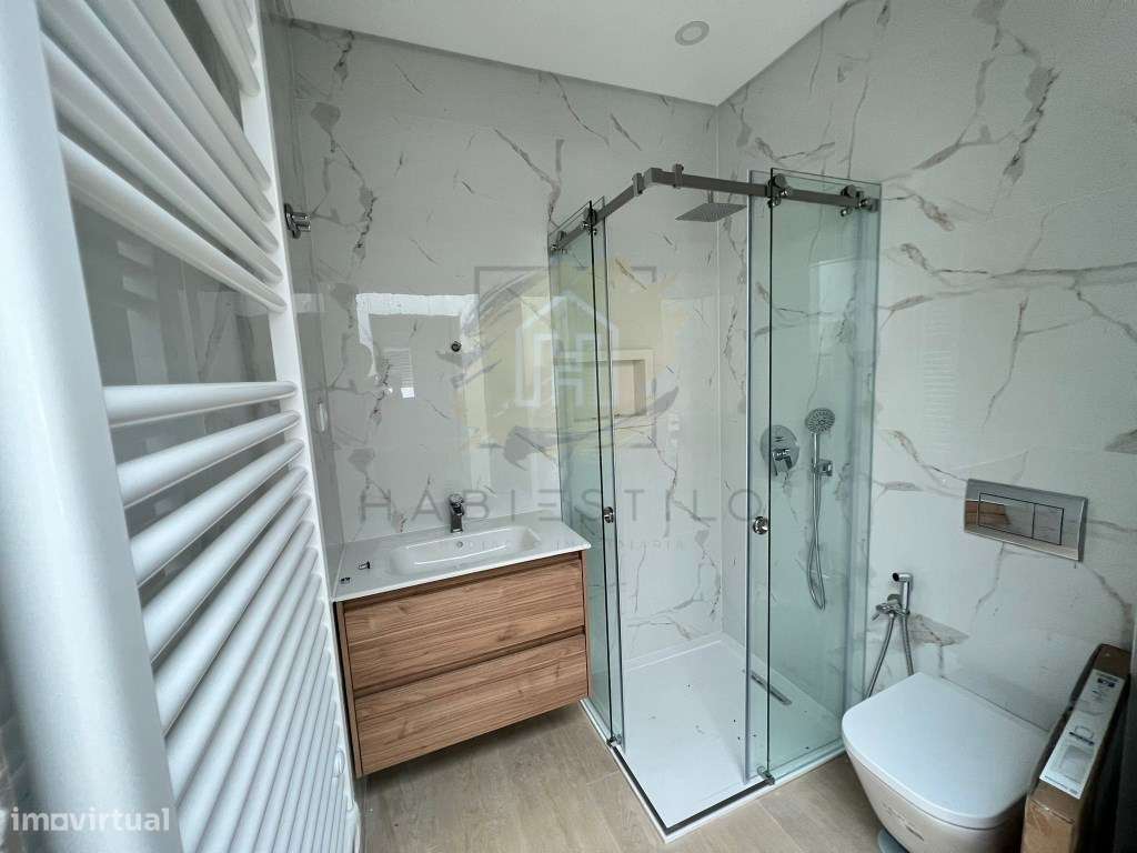 Moradia moderna com piscina, Suites e acabamentos de alta qualidade-21