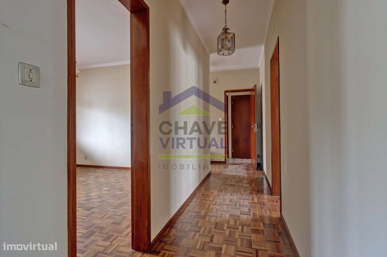 Moradia V3 com Terreno Urbano e Garagem - Seixal, Lourinhã-8