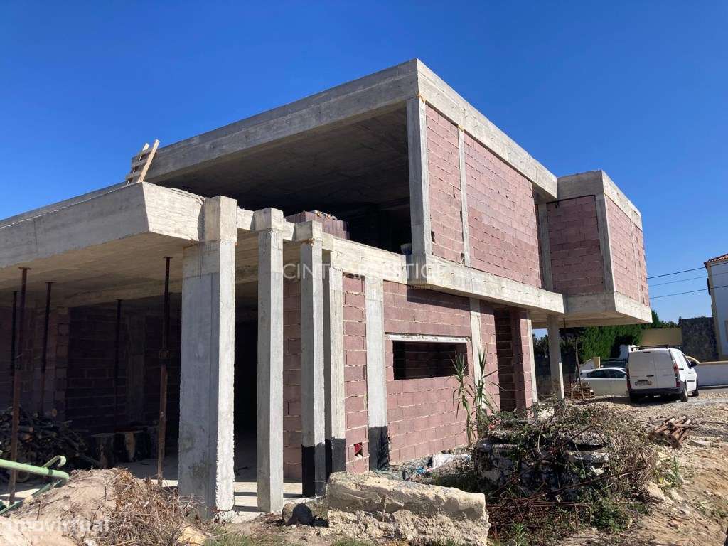 Gouveia/Fontanelas Moradia T4 geminada, em construção, arquitetura ...-8