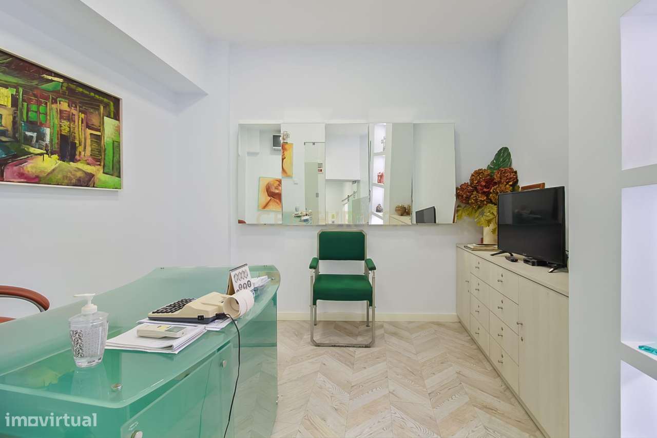 Loja com dois pisos localizada numa zona central e consolidada de Saca-10