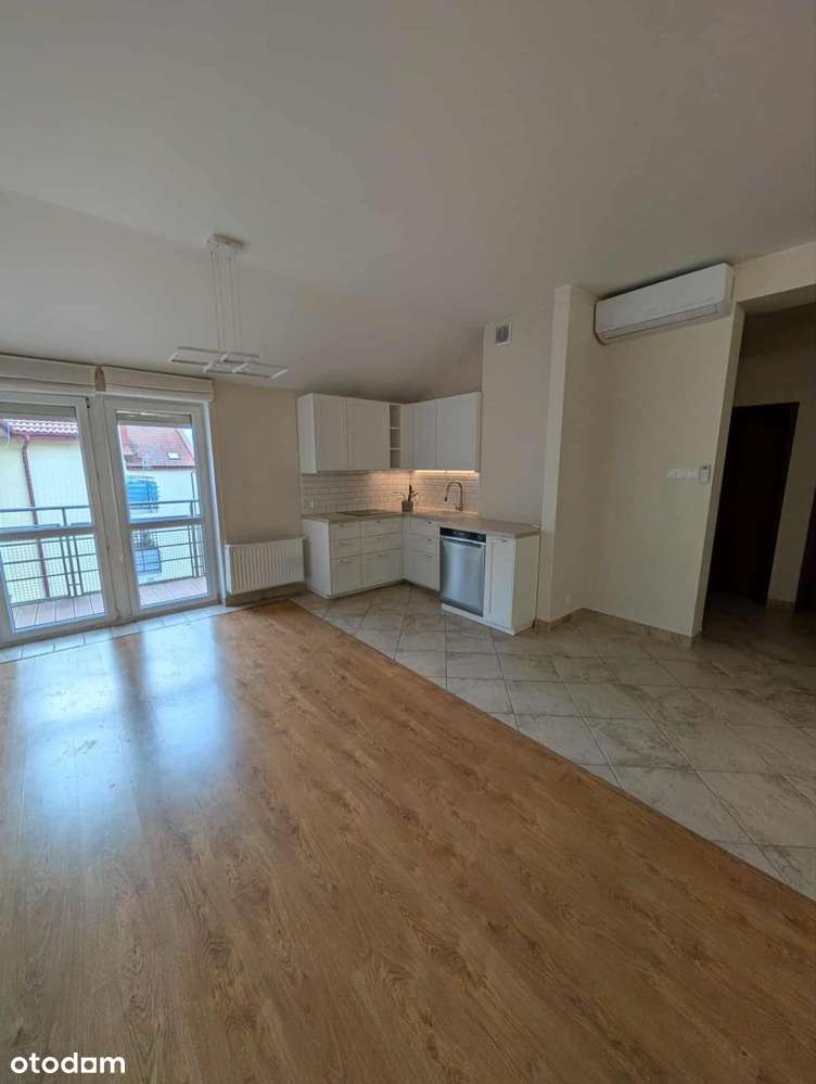 Atrakcyjne z halą garażową i komórką-1