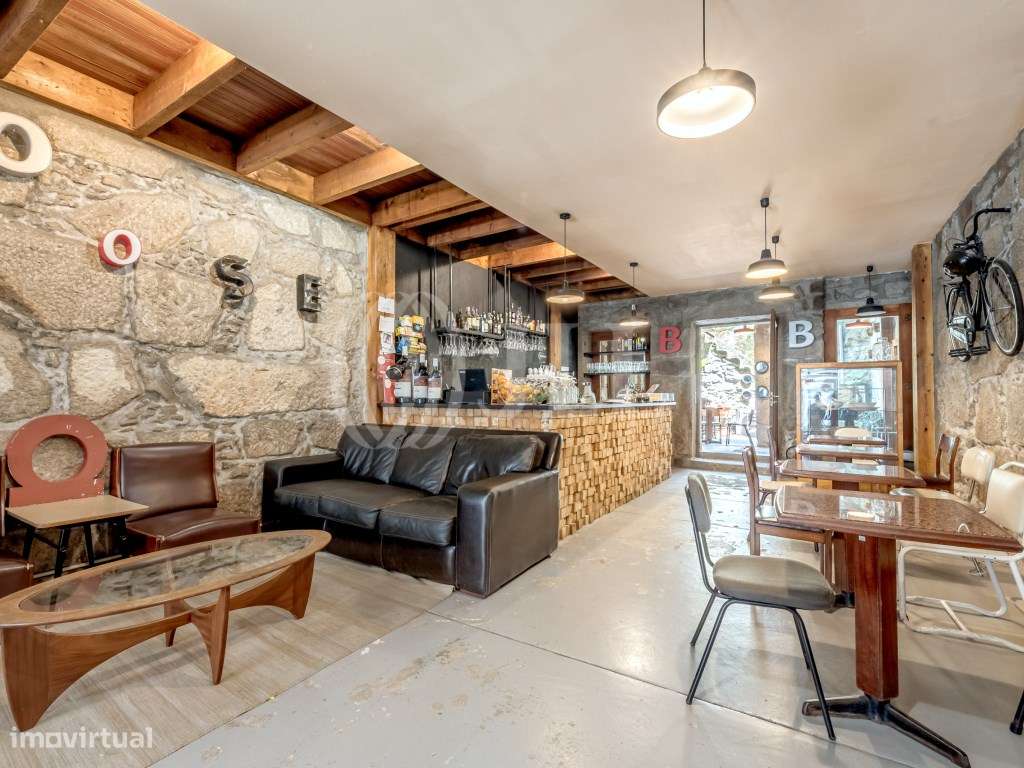 Prédio para reabilitação na Rua do Almada Porto. - Grande imagem: 3/25