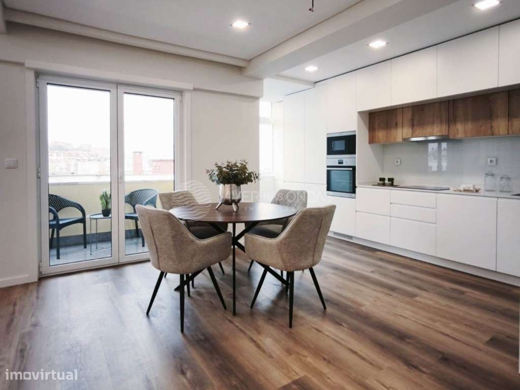 Apartamento T3 Totalmente Remodelado Em Benfica