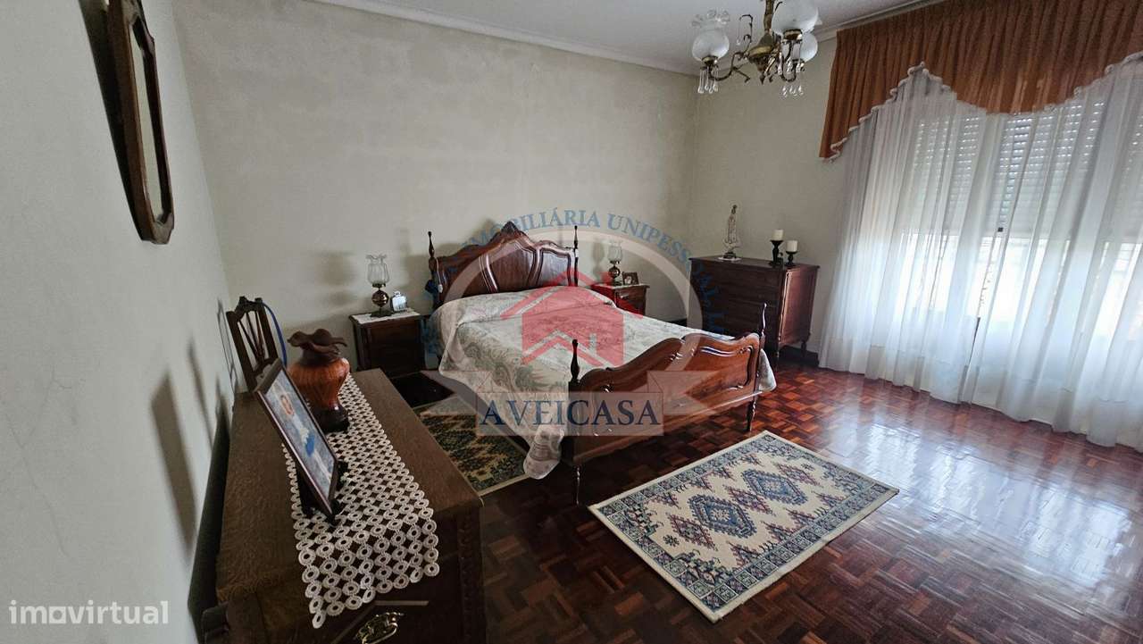 Moradia isolada T5 em bom estado com quintal e garagens-21