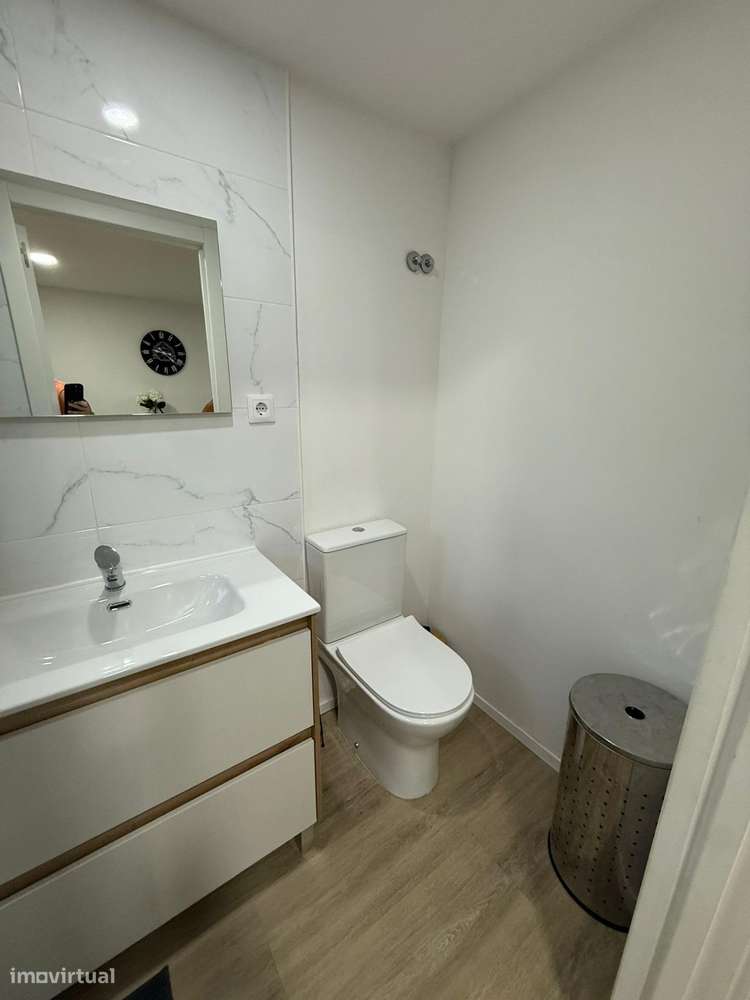 Moradia geminada Bi-Familiar T3 + T1 — Dois espaços...-28