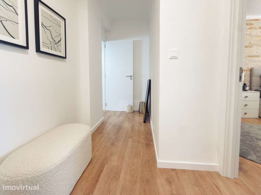 Apartamento T2 renovado e mobilado em Massamá com 107 m² e arrecadação-29