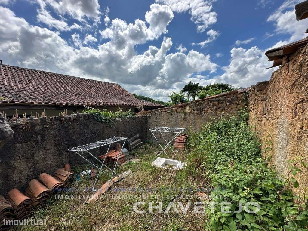 Quintinha com duas casas de campo e uma arrecadação a cerca de 4 km...-32