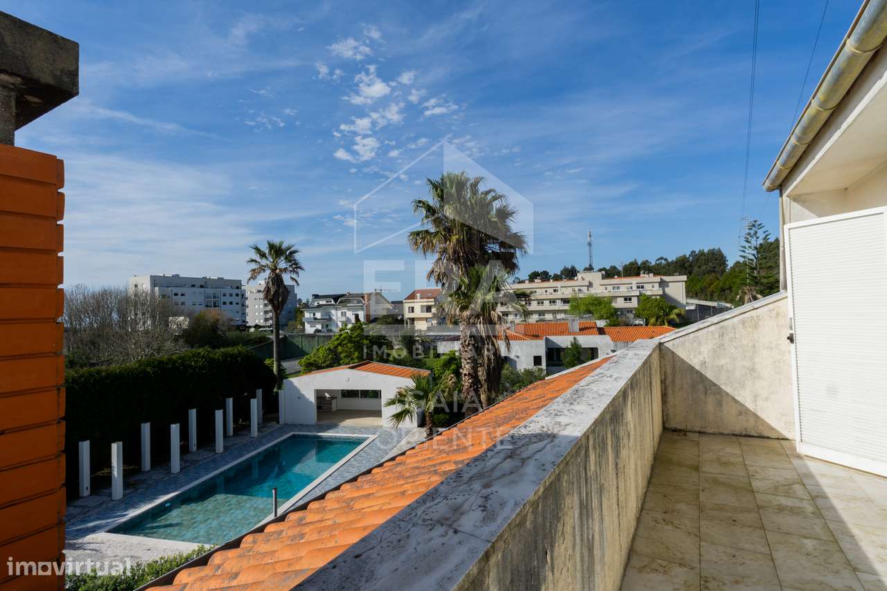 Moradia T8 com jardim e piscinas em Miramar-41