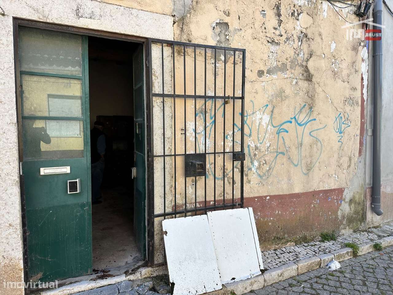 Fantástico Investimento - Moradia com Quintal - Sarilhos Grandes-30