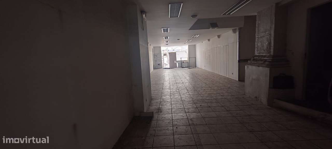 magnifico espaço comercial na Rua da Sofia, junto à Câmara Municipal-4