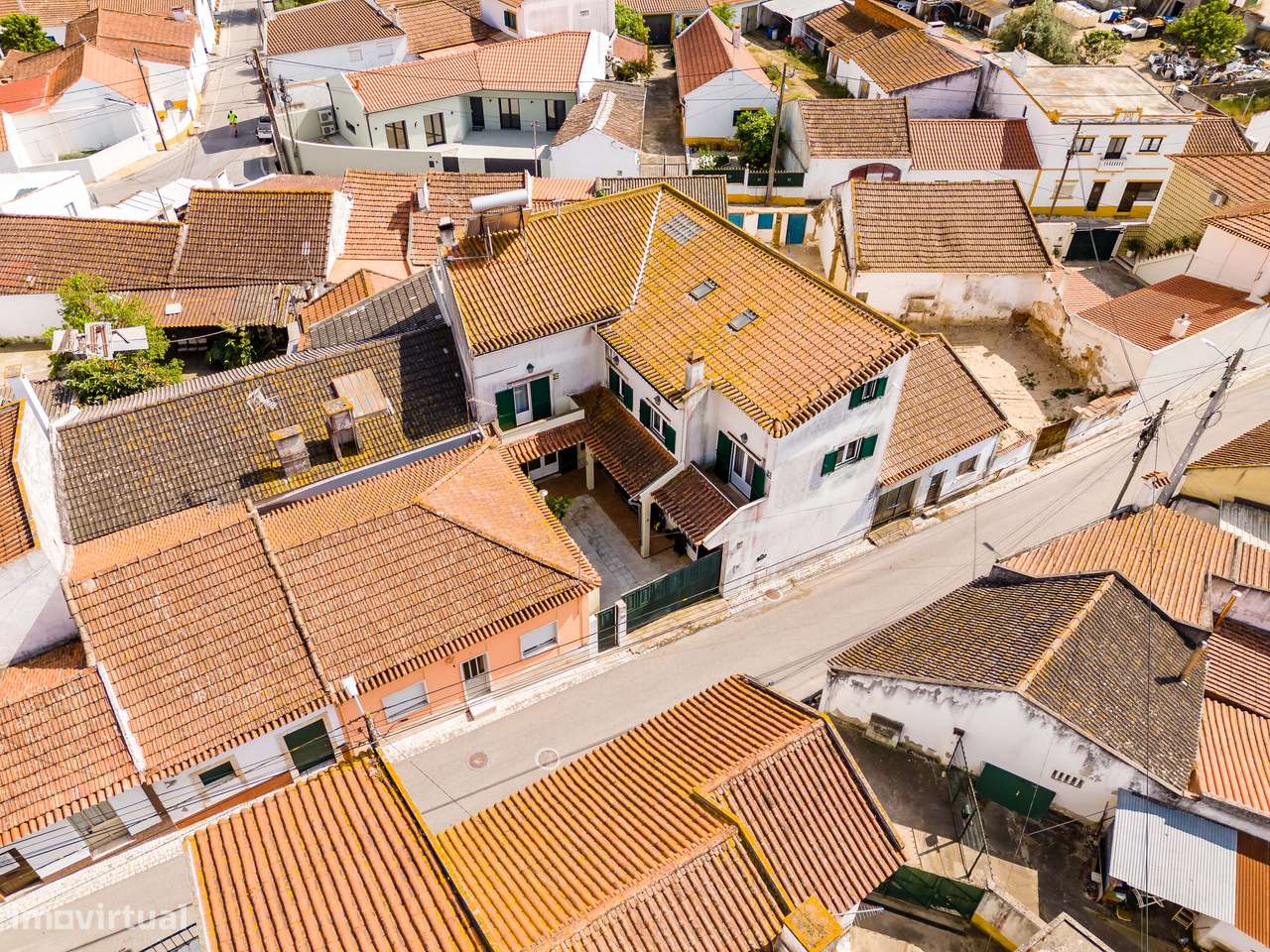 Moradia T4 | áreas generosas | espaço exterior | sótão-43