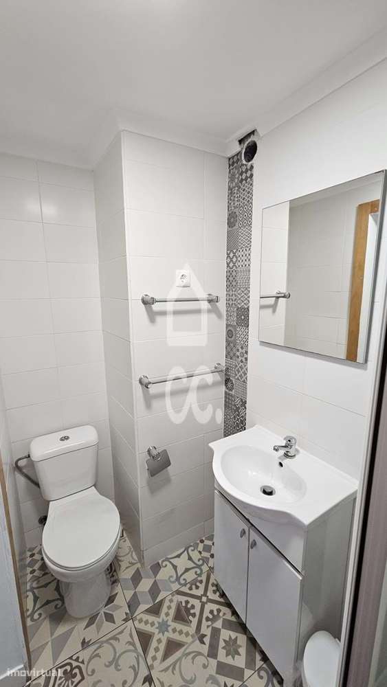 Alojamento com 10 quartos, pronto a rentabilizar, com obras recentes e-26