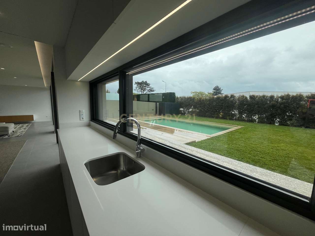 Moradia Contemporânea de Luxo em Azurara | Elegância, Privacidade e Di-48