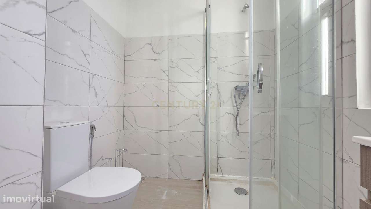 Apartamento T5 Duplex com Vista Panorâmica em Loures-26