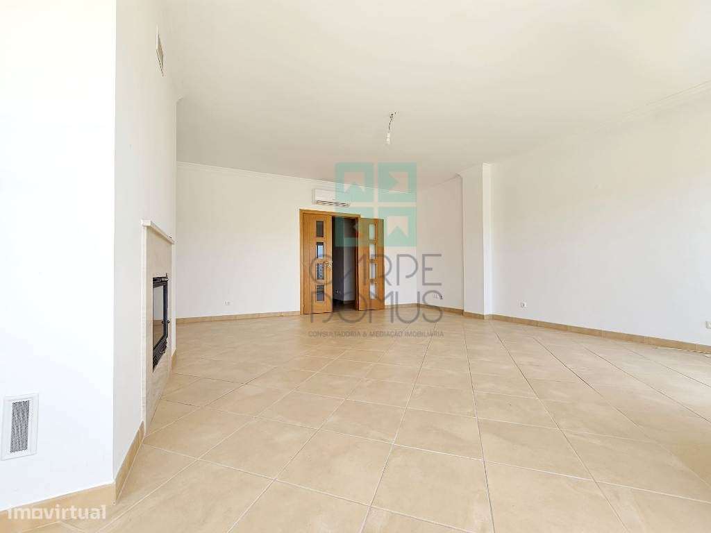 Espaçoso apartamento T3, com parqueamento, junto centro de Loulé, A...-24