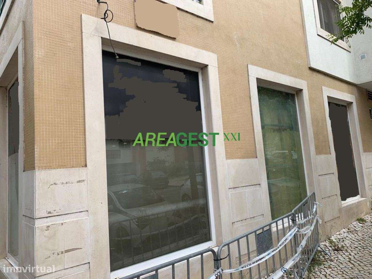 Loja para venda com rendimento, nas Laranjeiras, em Lisboa-10