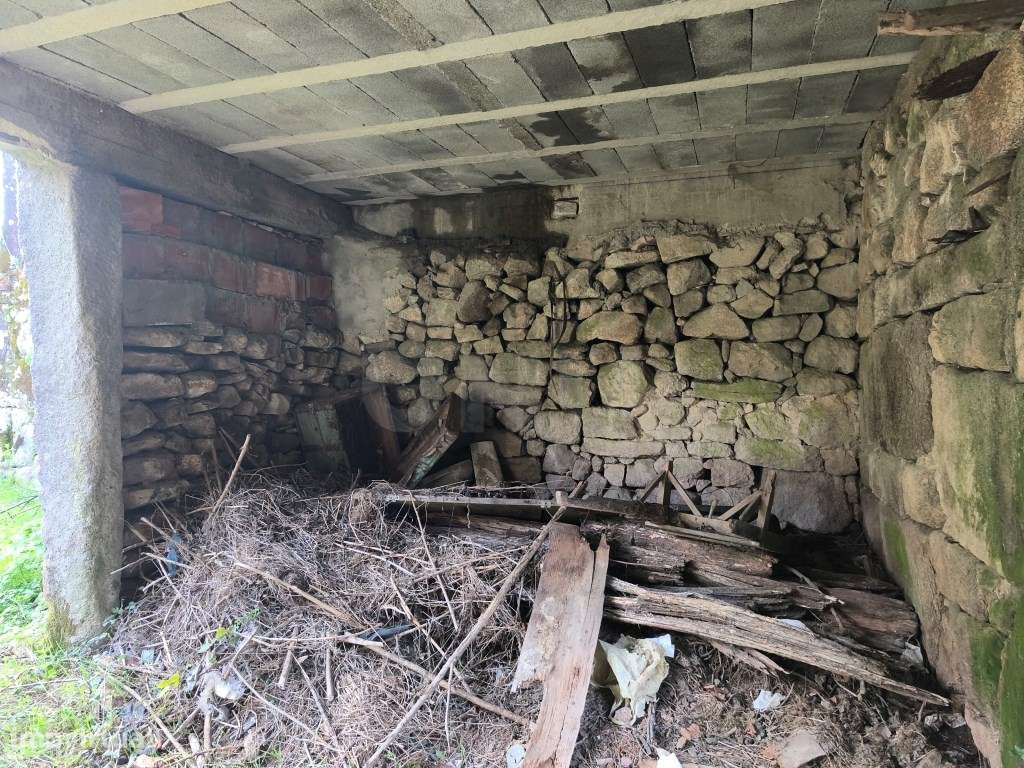 Ideal para reconstrução e valorização - A poucos minutos da vila de...-8