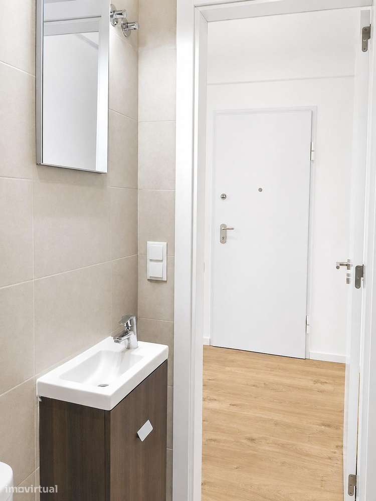T2 totalmente remodelado, para viver ou investir - Lumiar-9