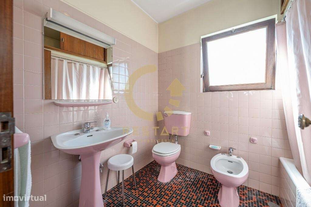 Moradia T5 com piscina e amplo terreno na Avenida de Francelos | Vila-16