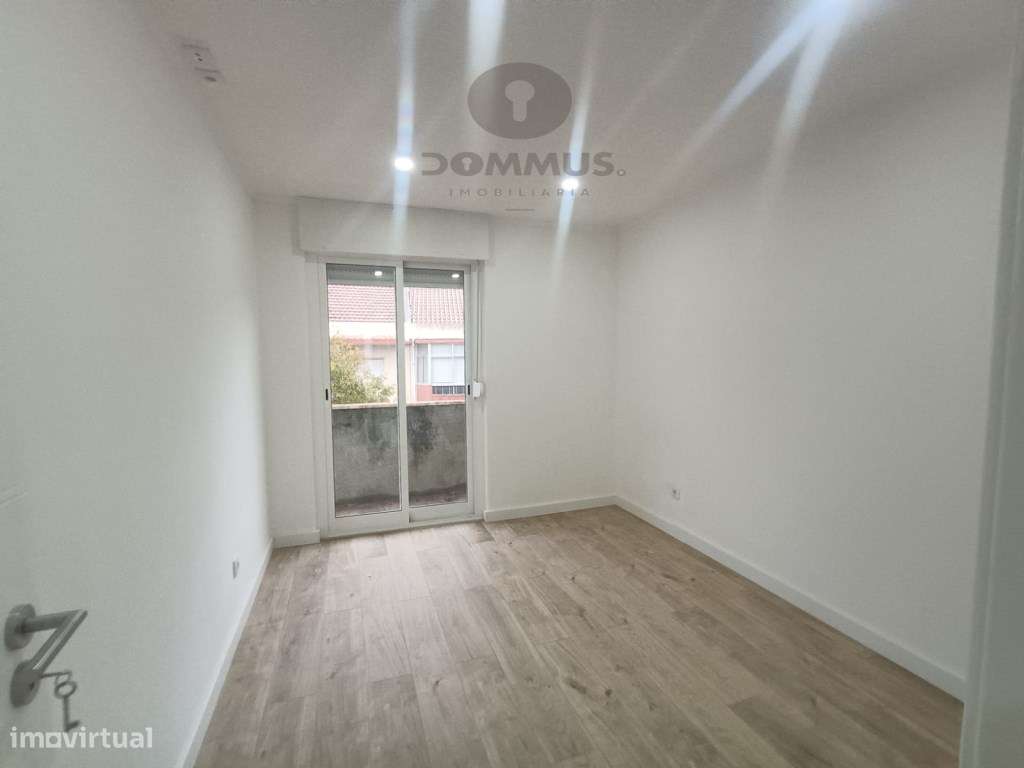 Apartamento T4 Totalmente Remodelado na Damaia-14