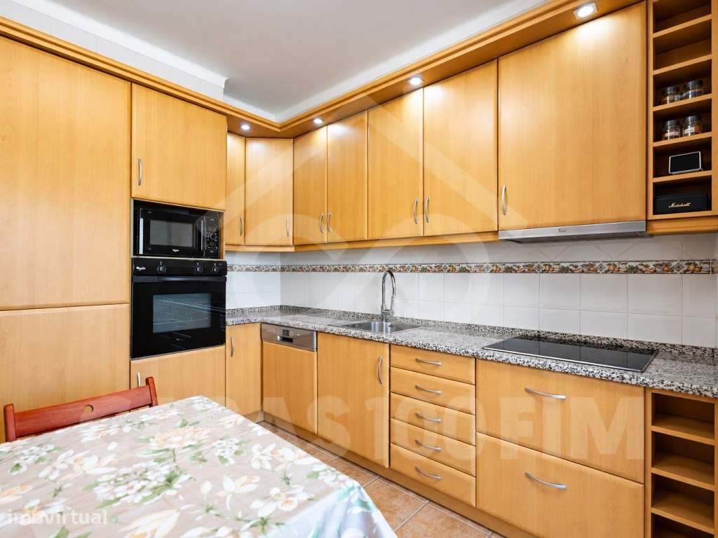 Apartamento T3 renovado com garagem e vista para Leiria.-13