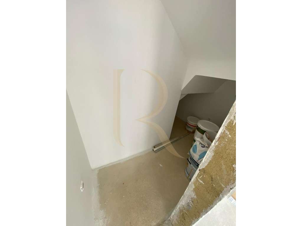 Moradia isolada T4 por terminar na Charneca da Caparica-27