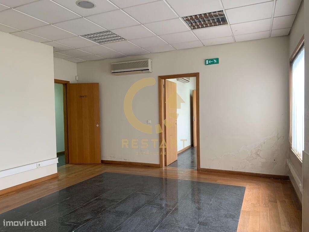 Escritórios com recepção, 20 salas/gabinetes, garagem e espaço exterio - Grande imagem: 4/49