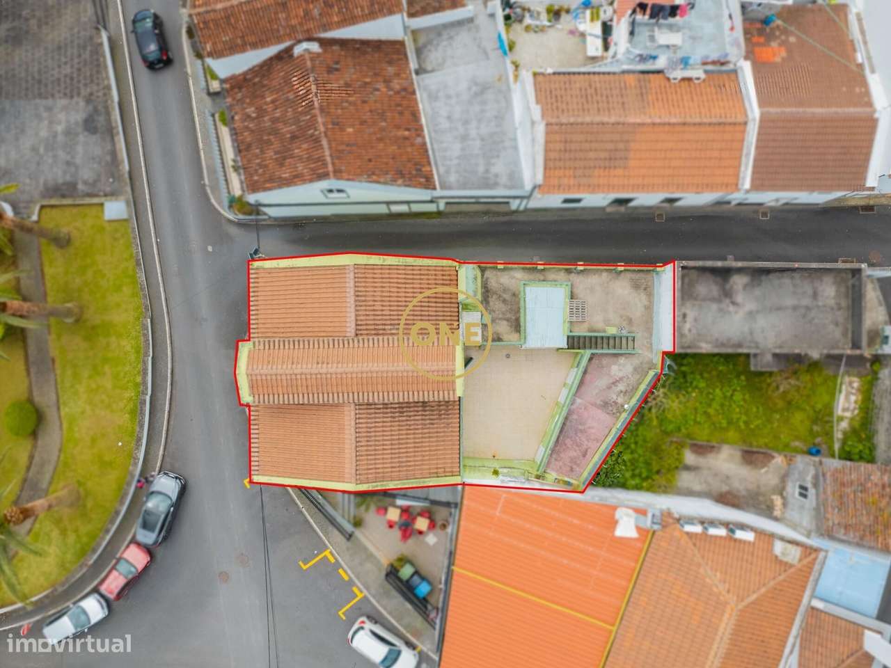 Moradia V4+ com pátio e enorme potencial no centro de Água de Pau – - Grande imagem: 4/26