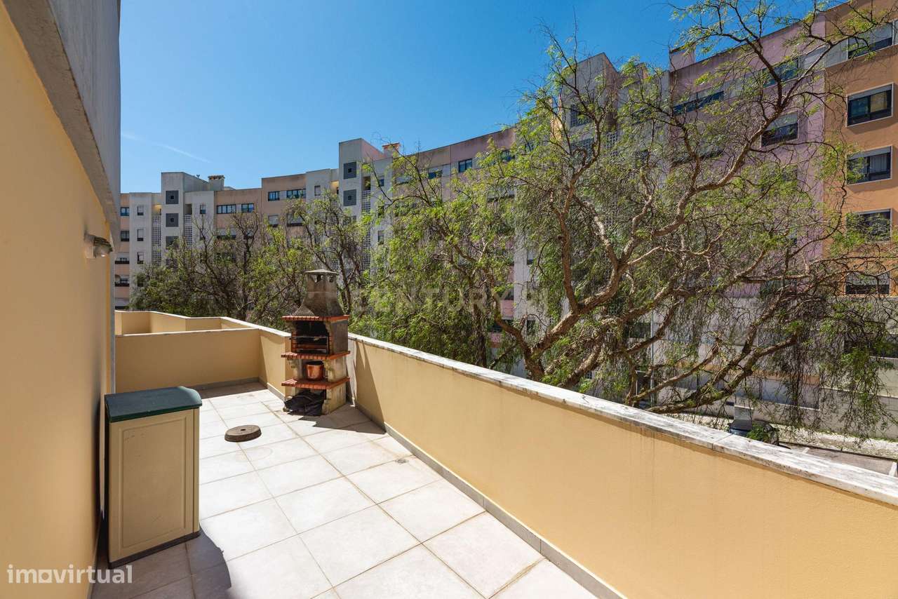 Apartamento T3 | Terraço, Box e Arrecadação | Urbanização da Ribeirada-17