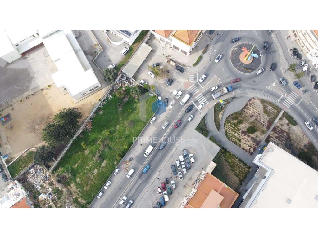 Terreno urbano na EN 10 no Fogueteiro, Amora - Grande imagem: 3/7