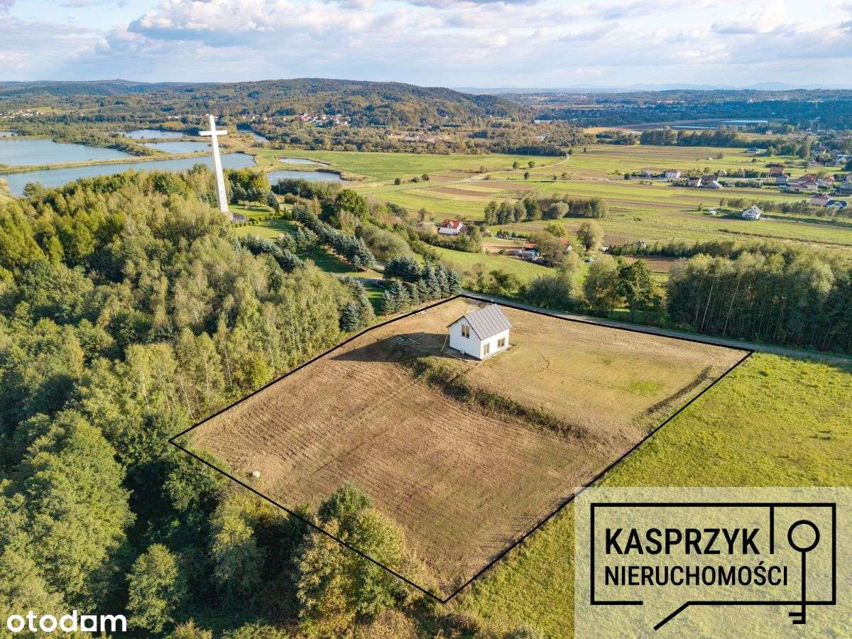 Duża działka z domem niskoenergetycznym.