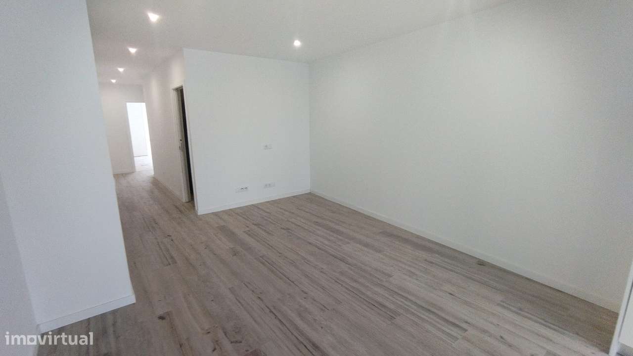 T1+1 com varanda, estacionamento e ar-condicionado! - Grande imagem: 2/16