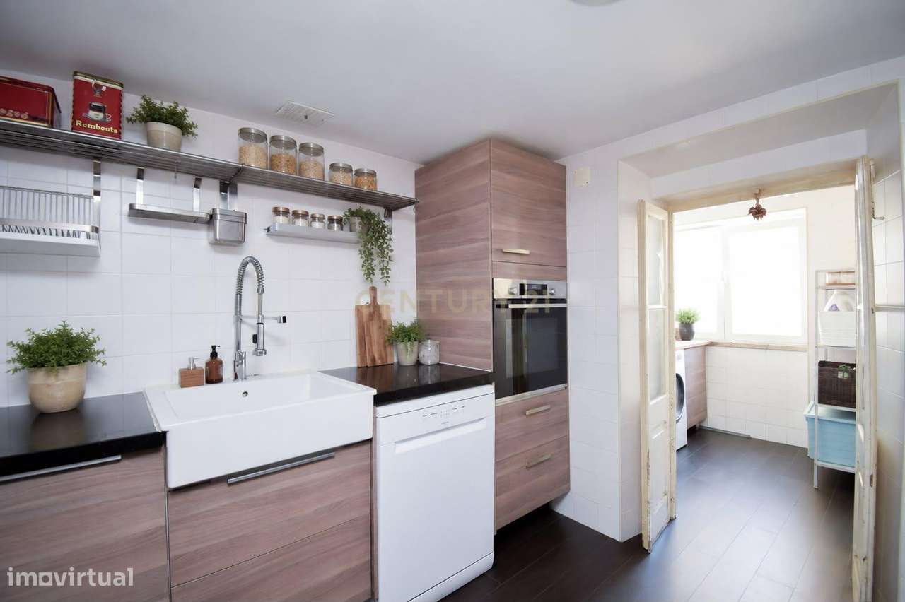 Apartamento com mezzanine e potencial de reconversão na Estrela-7