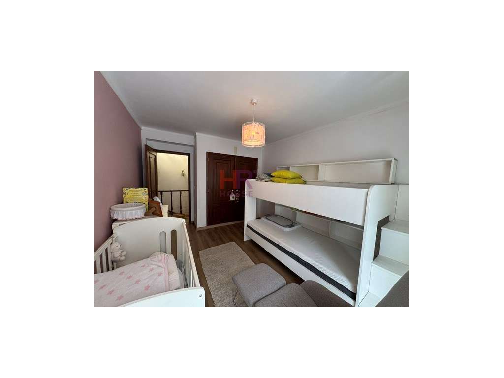 Vende-se Moradia Isolada M4+1 com garagem e jardim.-39