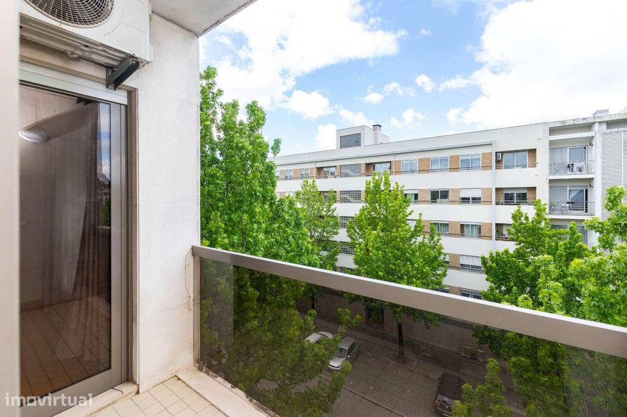 T3 Último Piso c/ Varanda, Garagem e Arrumos. Av. Altino Coelho,...-0