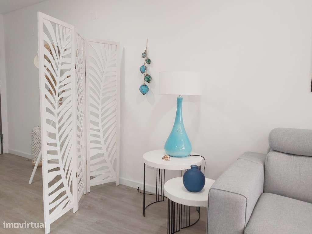 T2 remodelado em condomínio com piscina e campo de ténis-32