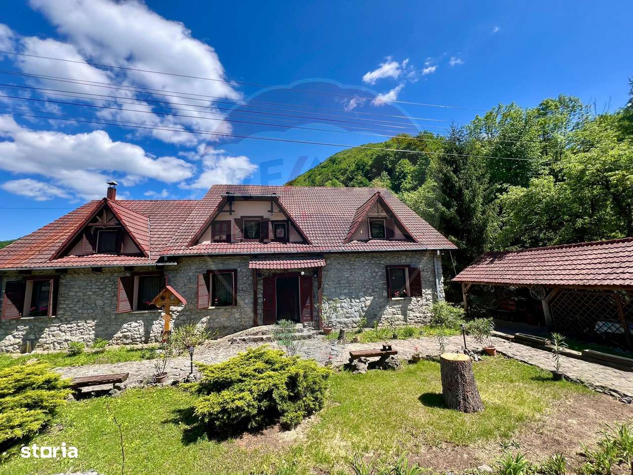 Pensiune cu 13 camere de vânzare in Bulz - Imagine principală: 2/20