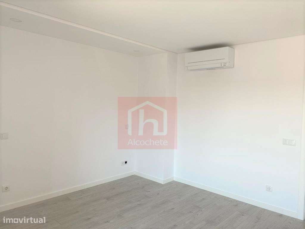 Apartamento T4 Duplex com garagem box no centro de Alcochete-12
