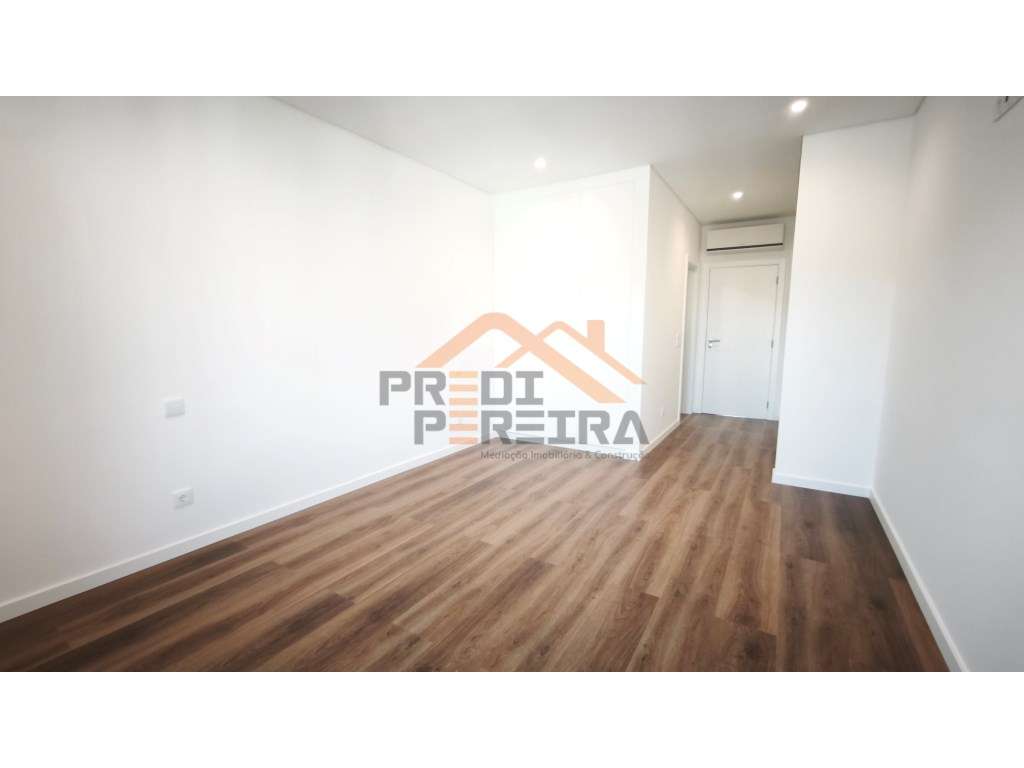 Situado em Caneças, apartamento T4 com duas suites, uma box e um pa...-33