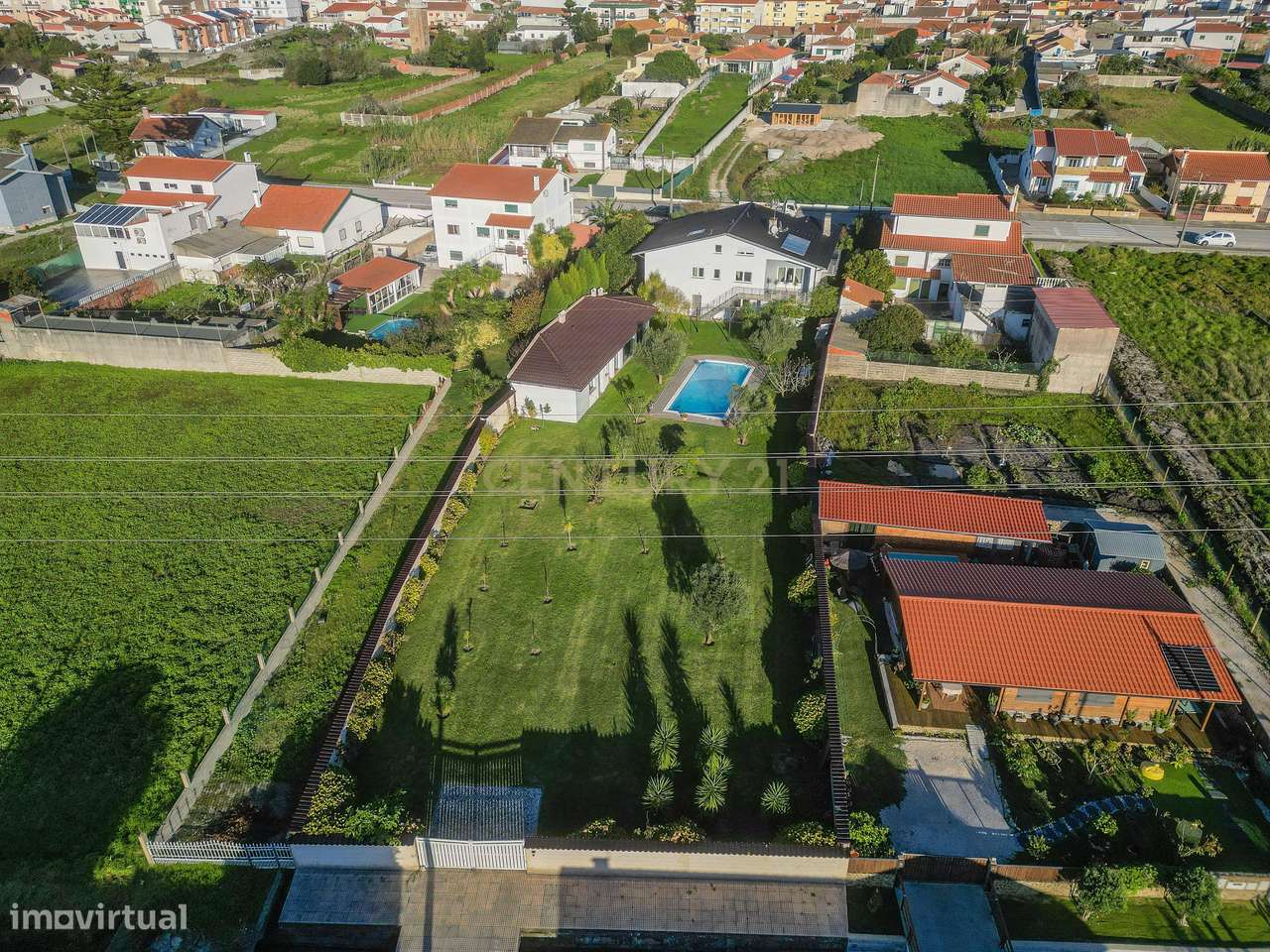 Moradia com piscina, terreno e anexos em Vieira de Leiria e a 2km da p-10