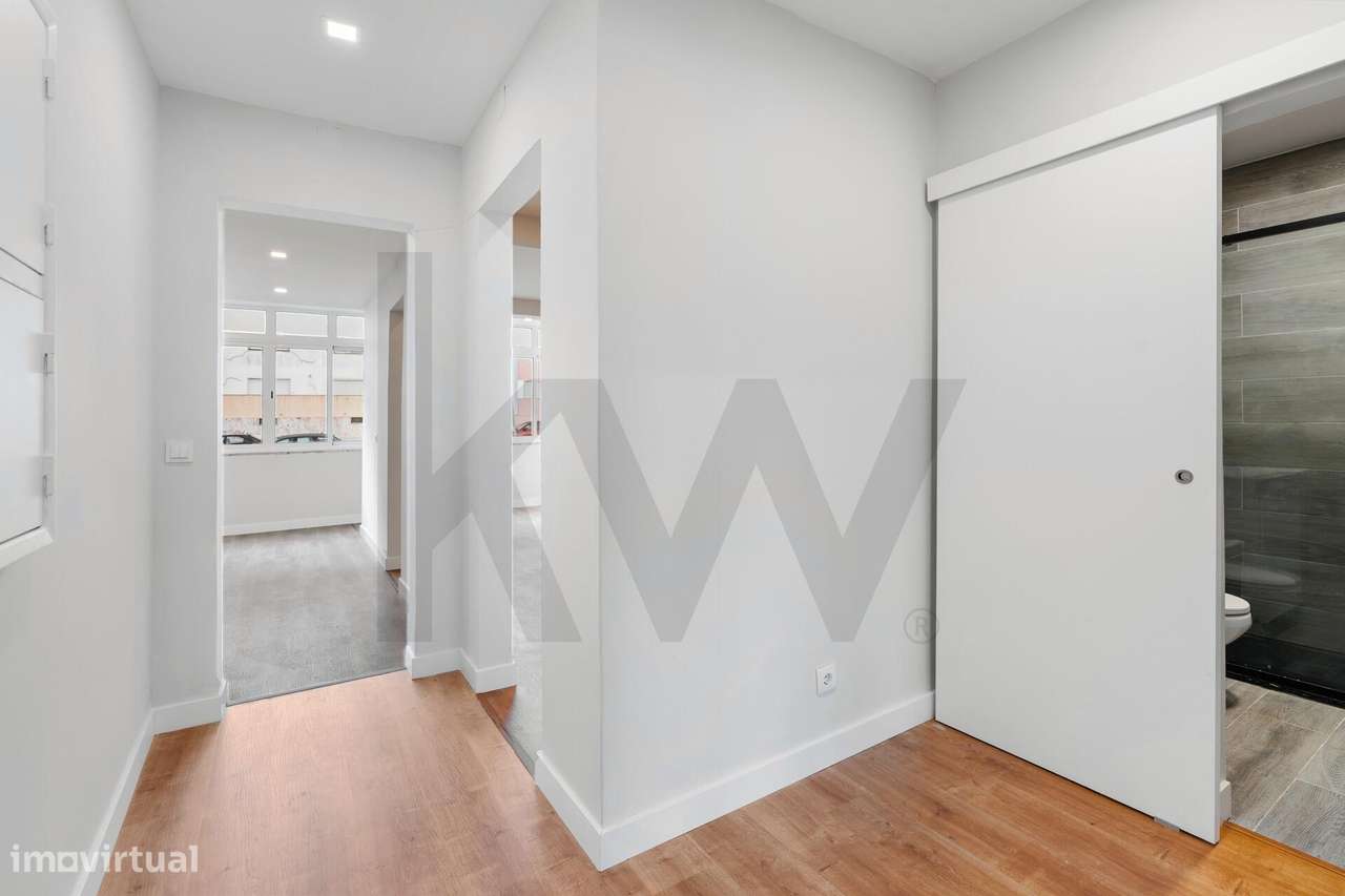 Luminoso Apartamento T2 | Atualizado e Com Varandas | Massmá, Sintra - Grande imagem: 2/27