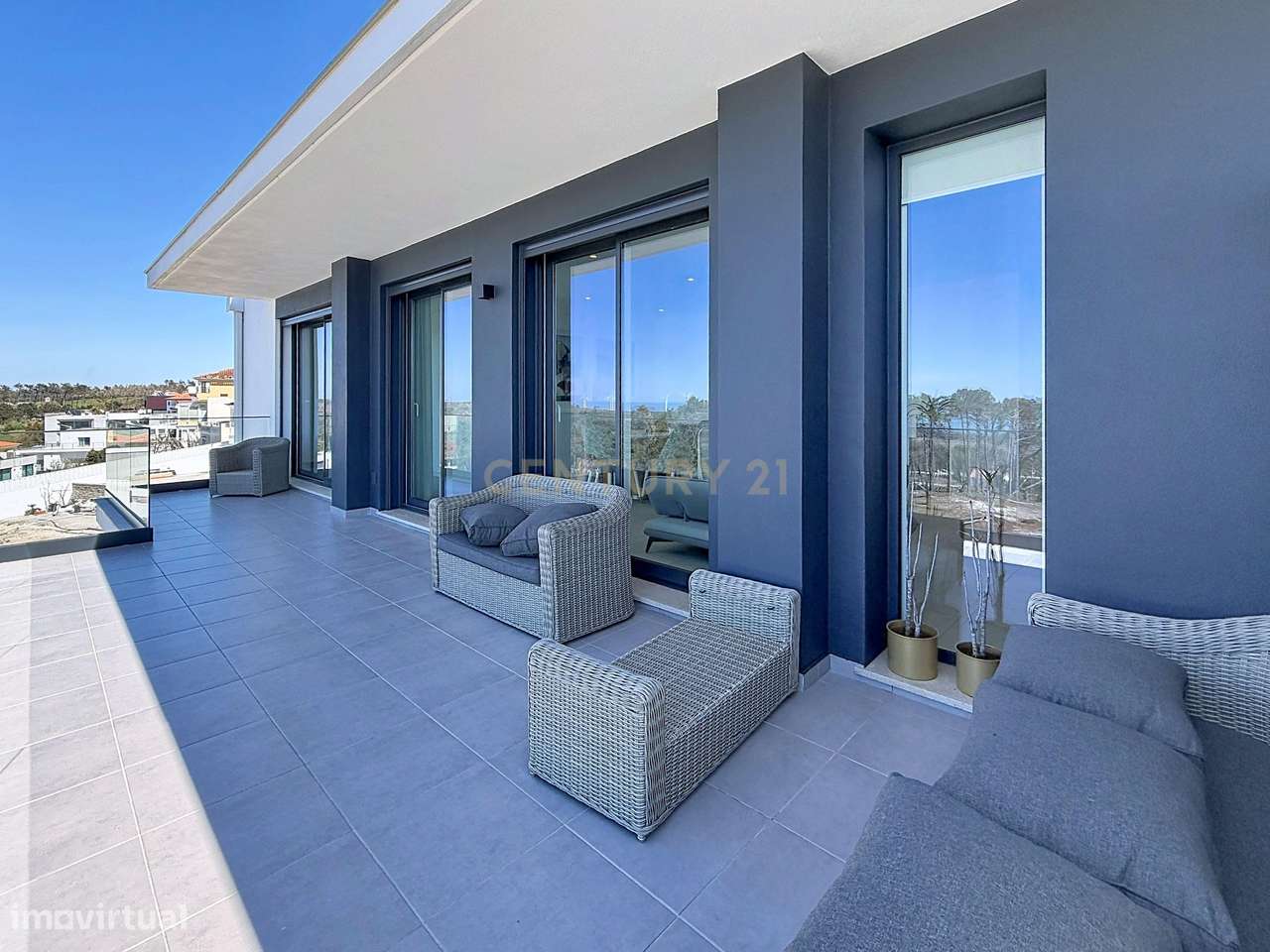 Último piso, vista total de mar e luz natural em cada detalhe — um T3 - Grande imagem: 2/39