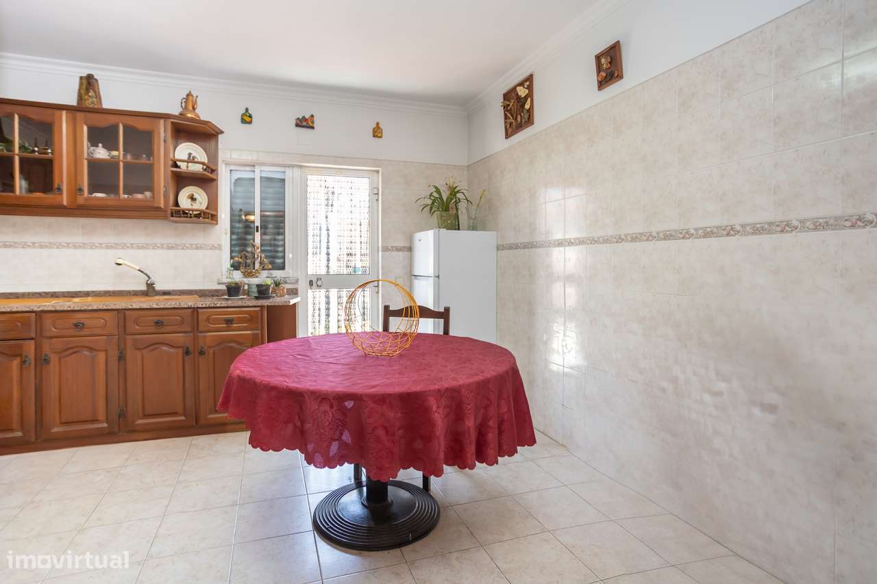 Moradia Geminada com Jardim, Cave e Garagem.-28