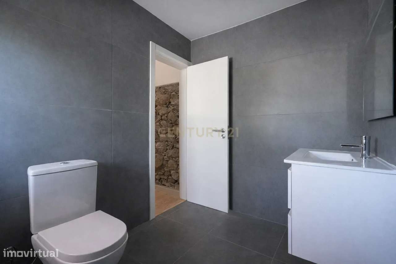 Moradia T3 de dois pisos com terreno totalmente renovada a cinco minut-52